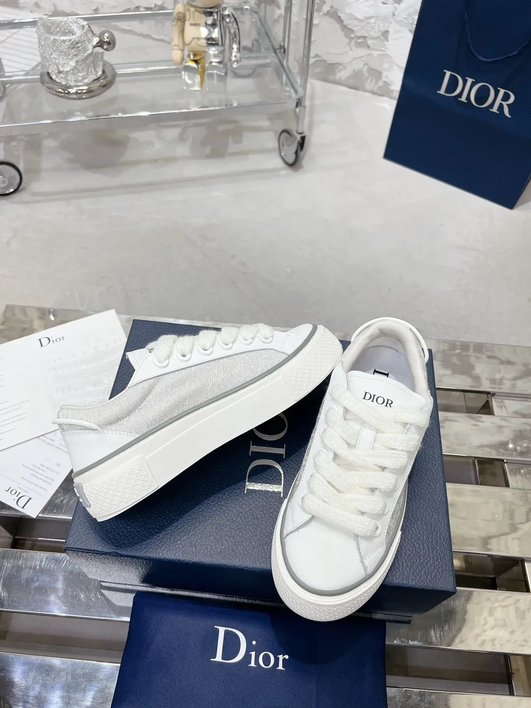 👟👟Ex-factory price 560👟👟 Women's shoe factory top version Dior B33 series! Casual sneakers for couples 👟 Purchased from the original, developed and made. Carefully crafted from Dior gray cow leather, decorated with tone-on-tone CD Diamond pattern canvas panels on the sides. The shoelace eyelets in the shape of CD Icon are clever and exquisite, and the two-color sole, tongue and heel are all decorated with special details, making it even more refined. It is a very casual and versatile shoe. 🔘Fabric: Original customized calfskin + Oblique floral fabric 🔘Inner: Customized breathable lining 🔘Outsole: Original molded T👟👟Ex-factory price U combination outsole 🔘Sole thickness: 3CM 🔘Number of sizes: Women’s size: 35-41 Men’s size: 38-46 (Female 41, Men’s 38, 46 customized are not returnable)